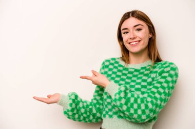 Beyaz arka planda izole edilmiş beyaz tenli genç bir kadın, elinde bir fotokopi alanı tutarken heyecanlanıyor..