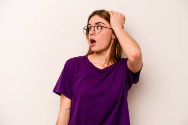 Beyaz arka planda izole edilmiş genç beyaz bir kadın şok geçiriyordu. Önemli bir buluşmayı hatırladı..