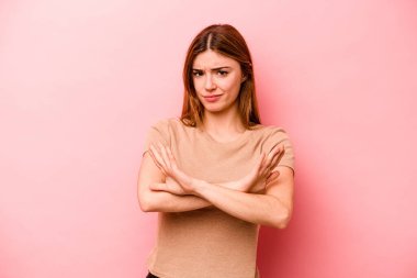 Pembe arka planda izole edilmiş beyaz bir kadın inkar jesti yapıyor.