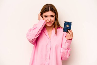 Beyaz arka planda izole edilmiş, elleri kulaklarında genç, gayri resmi bir beyaz kadın..