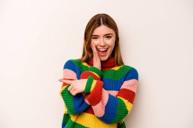 Beyaz arka planda izole edilmiş genç beyaz bir kadın bir dedikodu söylüyor, bir haber sunuyor..