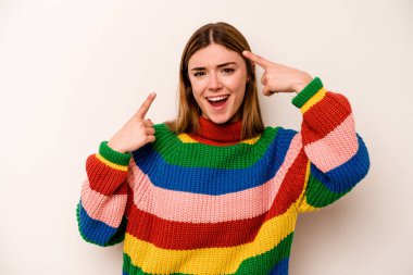 Beyaz arka planda izole edilmiş beyaz bir kadın işaret parmağıyla hayal kırıklığı jesti yapıyor..