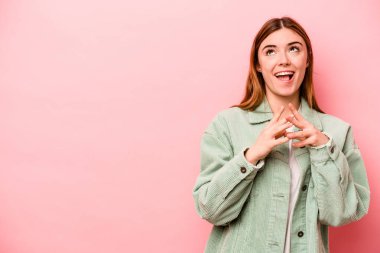 Kafkasyalı genç bir kadın pembe arka planda izole edilmiş bir plan yapıyor, bir fikir kuruyor..