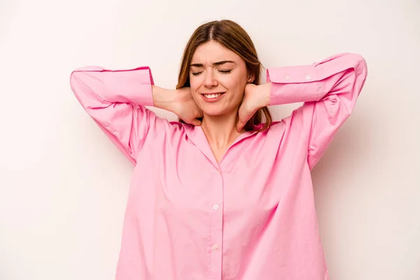 Junge Kaukasierin Auf Weißem Hintergrund Isoliert Und Leidet Unter Nackenschmerzen — Stockfoto