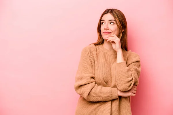 Young Caucasian Woman Isolated Pink Background Looking Sideways Doubtful Skeptical — Stock Photo, Image