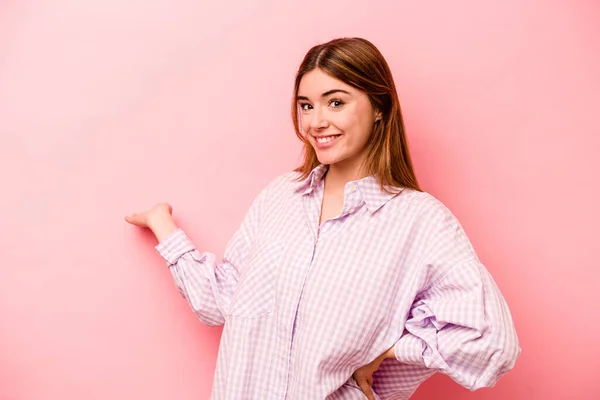 Jonge Blanke Vrouw Geïsoleerd Roze Achtergrond Met Een Welkome Expressie — Stockfoto