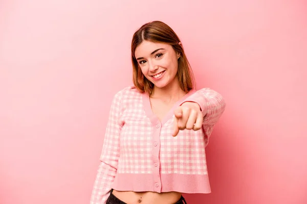 Jonge Kaukasische Vrouw Geïsoleerd Roze Achtergrond Vrolijke Glimlachen Wijzend Naar — Stockfoto