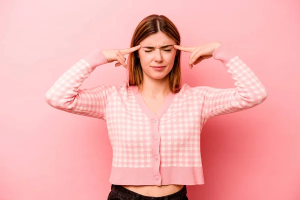 Young Caucasian Woman Isolated Pink Background Focused Task Keeping Forefingers — Stock Photo, Image