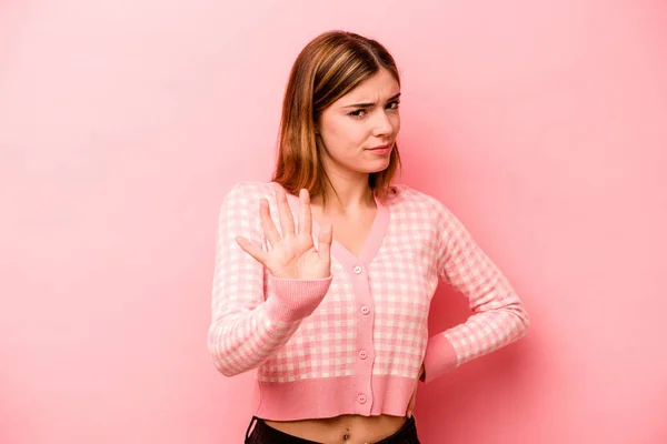 Jonge Blanke Vrouw Geïsoleerd Roze Achtergrond Afwijzen Van Iemand Met — Stockfoto