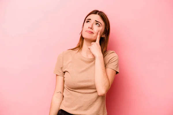 Joven Mujer Caucásica Aislada Sobre Fondo Rosa Llorando Infeliz Con —  Fotos de Stock