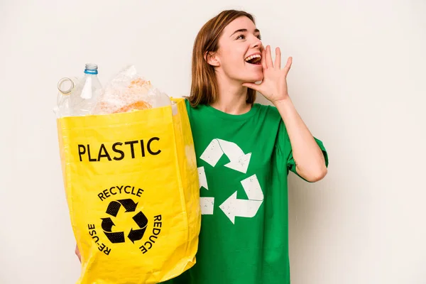 Geri Dönüşüm Için Plastik Şişelerle Dolu Bir Çanta Taşıyan Genç — Stok fotoğraf