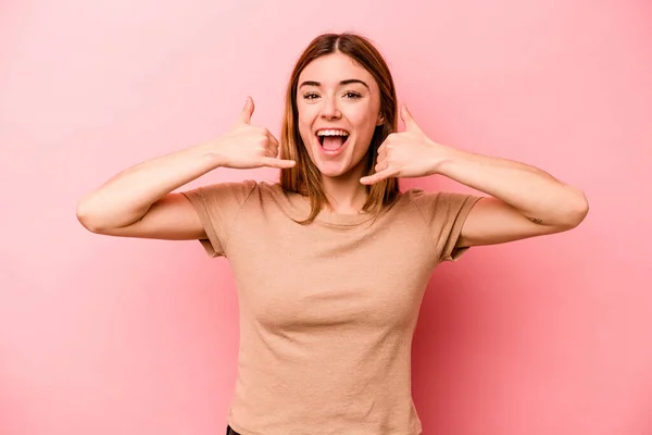 Joven Mujer Caucásica Aislada Sobre Fondo Rosa Mostrando Gesto Llamada — Foto de Stock