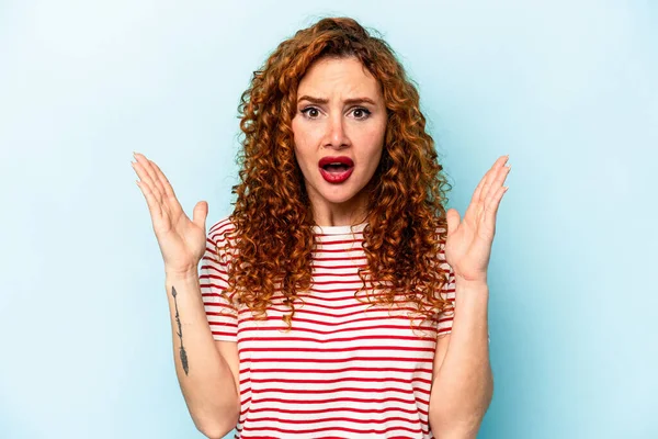 Genç, beyaz, mavi arka planda izole edilmiş bir kadın. Bir fikri, ilham verici bir fikri var..