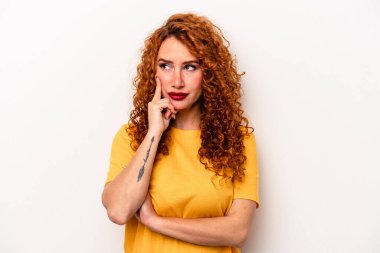 Beyaz arka planda izole edilmiş genç, beyaz tenli bir kadın bir strateji planlıyor, bir işin nasıl olacağını düşünüyor..