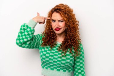 Beyaz arka planda izole edilmiş genç bir beyaz kadın işaret parmağıyla hayal kırıklığı jesti sergiliyor..