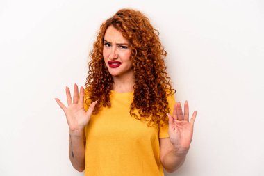 Beyaz arka planda izole edilmiş genç, beyaz bir kadın iğrenme hareketi gösteren birini reddediyor..
