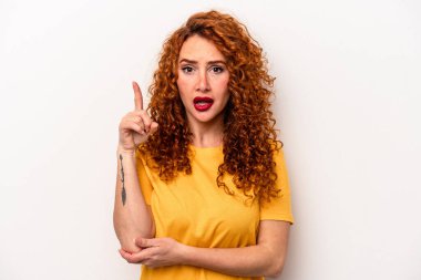 Beyaz arka planda izole edilmiş genç, beyaz bir kadın. Harika bir fikri var. Yaratıcılık kavramı..