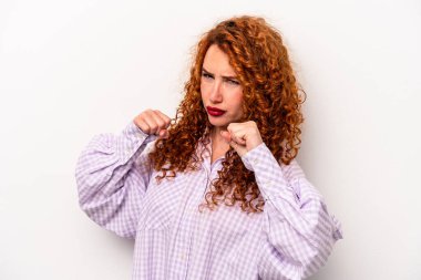 Beyaz arka planda izole edilmiş genç, beyaz bir kadın bir tartışma yüzünden yumruk, öfke ve kavga atıyor..