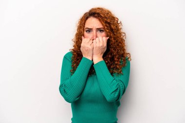 Beyaz arka planda izole edilmiş, tırnak yiyen, gergin ve endişeli genç bir beyaz kadın..