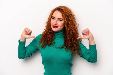 Beyaz arka planda izole edilmiş genç bir beyaz kadın gururlu ve kendinden emin hissediyor, örnek olarak..