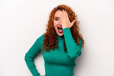 Beyaz arka planda izole edilmiş genç beyaz kadın yüzünün yarısını palmiye ile kaplayarak eğleniyor..