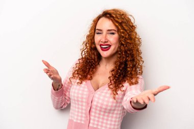Beyaz arka planda izole edilmiş beyaz tenli genç bir kadın kameraya sarıldığı için kendinden emin..