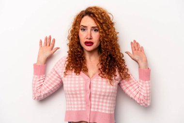 Beyaz arka planda izole edilmiş genç, beyaz bir kadın yakın bir tehlike nedeniyle şoka uğruyor.