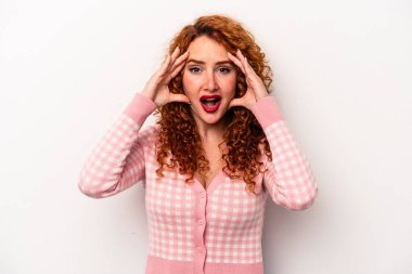 Beyaz arka planda izole edilmiş genç, beyaz bir kadın hoş bir sürprizle karşılaşıyor, heyecanlı ve el kaldırıyor..