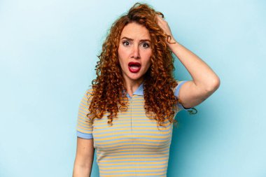 Mavi arka planda izole edilmiş genç, beyaz kadın şok geçiriyordu. Önemli bir toplantıyı hatırladı..