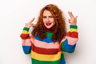 Beyaz arka planda izole edilmiş genç bir beyaz kadın işaret parmağıyla hayal kırıklığı jesti sergiliyor..