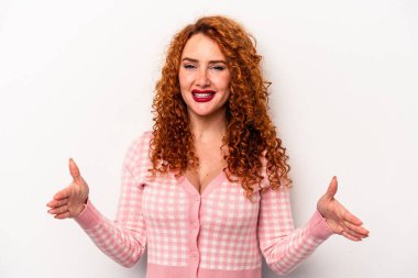 Beyaz arka planda izole edilmiş genç beyaz bir kadın iki eliyle bir şey tutuyor, ürün sunumu..