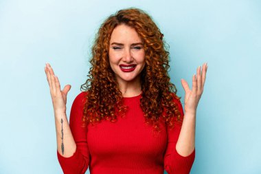 Genç, beyaz, mavi arka planda izole edilmiş, neşeli, gülen bir kadın. Mutluluk kavramı.