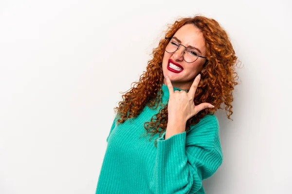 Jonge Gember Kaukasische Vrouw Geïsoleerd Witte Achtergrond Tonen Rock Gebaar — Stockfoto