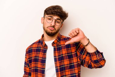 Beyaz arka planda izole edilmiş genç İspanyol bir adam hoşlanmadığı bir jest gösteriyor, kabul etmiyor. Anlaşmazlık konsepti.