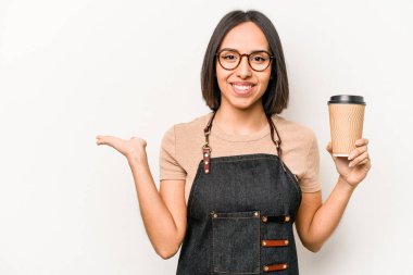 Elinde beyaz arka planda izole edilmiş kahve taşıyan beyaz tenli garson kadın bir avuç içinde fotokopi alanı ve belinde başka bir el tutuyor..