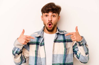 Beyaz arka planda izole edilmiş genç bir İspanyol. Parmakları aşağıda, olumlu hisler içinde..