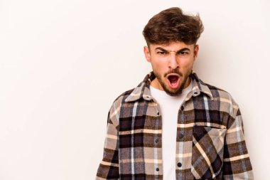 Beyaz arka planda izole edilmiş genç bir İspanyol çok kızgın, öfkeli, hayal kırıklığına uğramış.