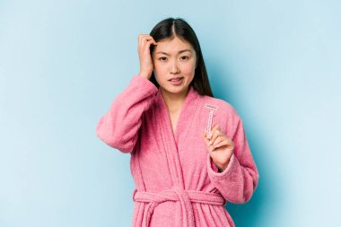 Mavi arka planda jilet tutan genç Asyalı kadın şok geçiriyordu. Önemli bir toplantıyı hatırladı..