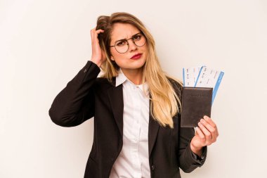 Beyaz arka planda izole edilmiş pasaportu olan genç beyaz bir kadın şok geçiriyordu. Önemli bir toplantıyı hatırladı..