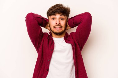 Beyaz arka planda izole edilmiş genç bir İspanyol öfkeyle bağırıyor..