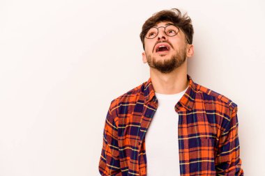 Beyaz arka planda izole edilmiş genç bir İspanyol çok kızgın, öfkeli, hayal kırıklığına uğramış.