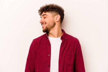 Genç İspanyol adam beyaz arka planda izole edilmiş dans ediyor ve eğleniyor..