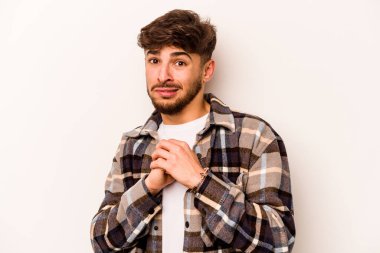 Beyaz arka planda izole edilmiş genç İspanyol adam korkmuş ve korkmuş..