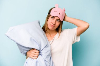 Mavi arka planda izole edilmiş pijama giyen beyaz bir kadın şok geçiriyordu. Önemli bir toplantıyı hatırladı..