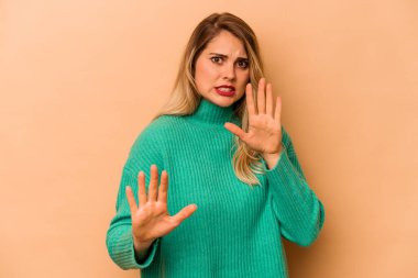 Beyazlı genç bir kadın yakın bir tehlike nedeniyle şok geçiriyordu.