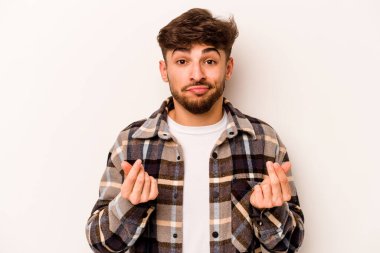 Beyaz arka planda izole edilmiş genç bir İspanyol, kadının hiç parası olmadığını gösteriyor..