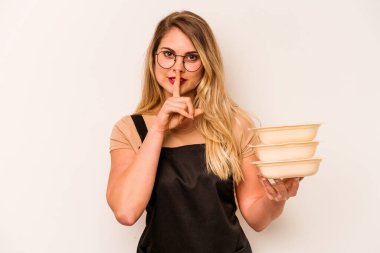 Beyaz arka planda bir sır saklayan ya da sessizlik isteyen beyaz tenli garson kadın..