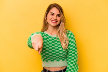 Sarı arka planda izole edilmiş beyaz bir kadın. Önü gösteren neşeli gülücükler..