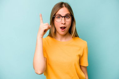 Kafkasyalı genç bir kadın mavi arka planda izole edilmiş. Bir fikri var, ilham verici bir kavram..