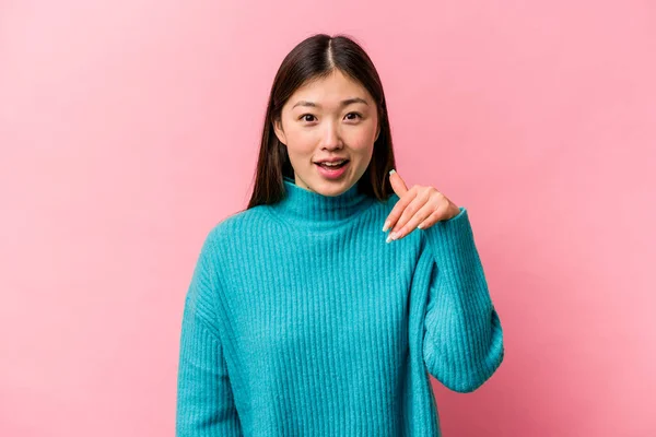 Joven Mujer China Aislada Sobre Fondo Rosa Riendo Algo Cubriendo —  Fotos de Stock